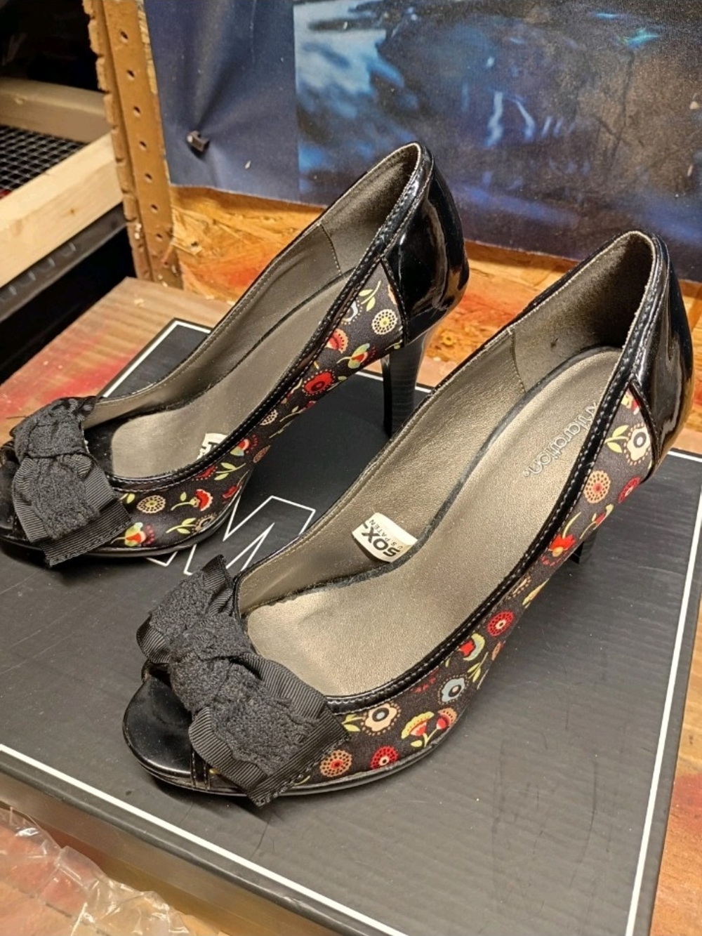 Xhilaration Women’s Peep Toe Pump Floral Bow Synthetic Slip-On Black 7
